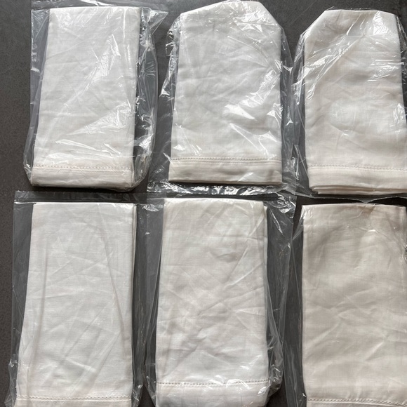 NWT Waterford “Addison” 100% linen table cloth 70”x104” and 6 napkins 21”x21” - Picture 4 of 7